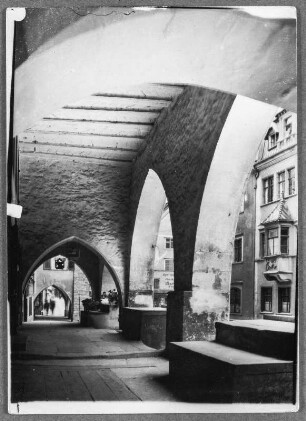 In Lindau am Bodensee unter den Brotbänken : Lindau. Maximilianstraße (Hauptstraße) mit Brotlauben. Laubengang
