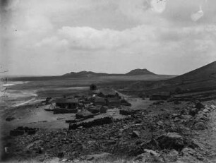 Blick über Salamansa : Blick von der Küste über die Halbinsel und den Ort Salamansa.