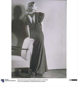 Frau in Kleid von Klyhs