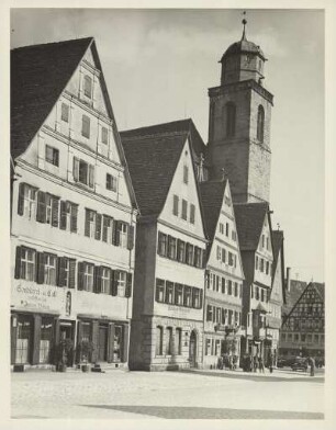 Dinkelsbühl. Wohn- und Geschäftshäuser am Weinmarkt und Turm der Stadtpfarrkirche St. Georg