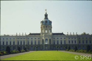 Berlin, Schloss Charlottenburg, Blick über Parterre auf das Schloss.