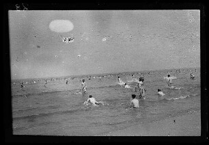 [Ostende oder Zeebrugge (beide Belgien)]: viele nackte Matrosen "am Strand" und im Meer (Distanzaufnahme)