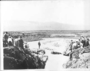 Akureyri (Island). Touristengruppe (Passagiere des Hochseepassagierdampfers "Victoria Luise") am Kopf des Glera-Falls. Blick flussaufwärts (nach Südwest)