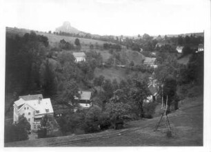 Schöna (Reinhardtsdorf-Schöna). Ortsteilansicht mit Zirkelstein. Blick nach Ostsüdost