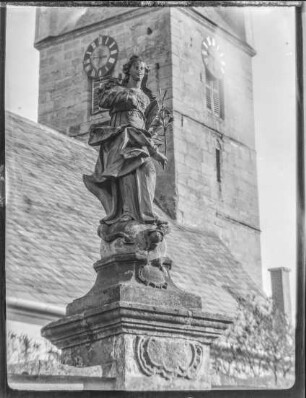Pfarrkirche, Figur an der Friedhofsmauer