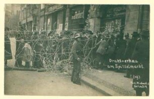Novemberrevolution: "Drahtverhau am Spittelmarkt"; im Hintergrund: Laden "Pfefferberg".