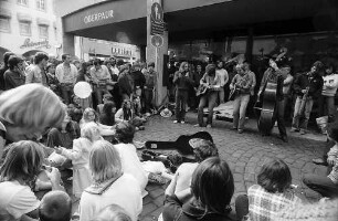 Freiburg i. Br.: Jazzkapelle mit Bass an der Ecke Rathausgasse