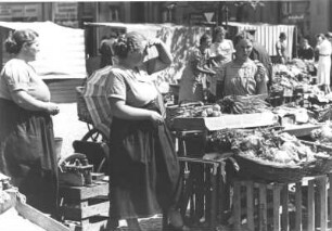 Hansestadt Lüneburg. Markt. Marktfrauen an ihren Ständen