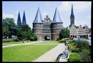 Lübeck: Holstentor, Anlagen am Holstentorplatz