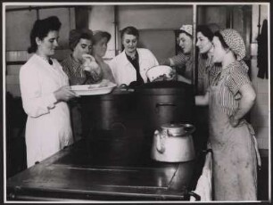 Angehende Hausgehilfinnen beim Kochen