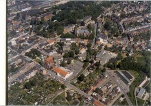 Falkenstein. Stadtzentrum zwischen Clara-Zetkin-Straße, Heinrich-Heine-Straße, Schillerstraße und Hammerbrücker Straße mit Rathaus und Stadtkirche zum Heiligen Kreuz. Luftbild-Schrägaufnahme von Süden