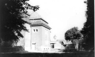 Waldhufen-Jänkendorf. Ehem. Schloßmühle, erhaltener Mauerrest, links davon das Schloss