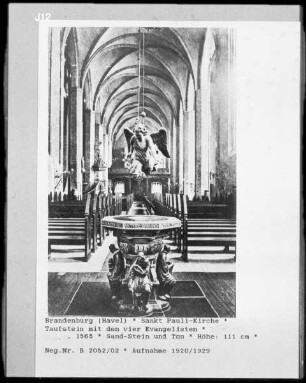 Taufstein mit den vier Evangelisten