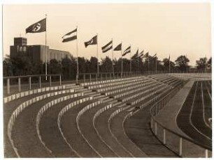 Sportstadion, Hindenburg: Sportstadion mit Laufbahn und Zuschauerplätzen; im Hintergrund die Josephkirche