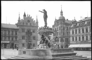 Tetschen. Marktbrunnen gegen Rathaus und Hotel Baum : Tetschen. Marktbrunnen (Elbebrunnen, 1907; Rudolf Weyr), Rathaus (1842; Johann Gottfried Gutensohn) und Hotel Baum