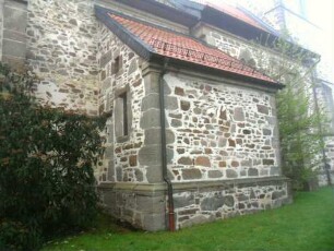 Dagobertshausen-Evangelische Kirche - Chor von Norden-Sakristei mit Werksteinen im Mauersteinverband