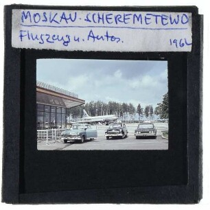 Moskau, Flughafen Moskau-Scheremetjewo,Flugzeugmodell Tupolev Tu-104,Automodell GAZ-21/Wolga,Automodell Ford Galaxie, Modell 1960