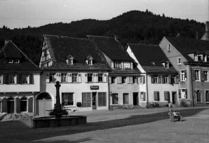 Sulzburg: Marktbrunnen mit Häuserreihe