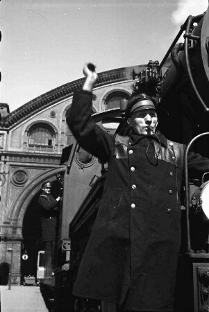 Berlin: Anhalter Bahnhof; Deutsche Reichsbahn; Rangierer auf Lok