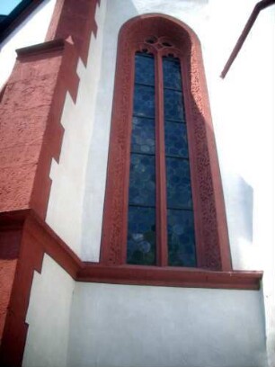 Stadtkirche - Chor von Osten (Neubau Jahr 1605)-Gotisches Masswerkfenster mit Ornamentierung in der Fasung des Gewände