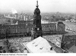 Blick vom Rathausturm übder die Kreuzkirche und den Altmarkt
