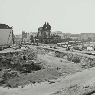 Blick über die Baugrube gegen Ruine der Frauenkirche