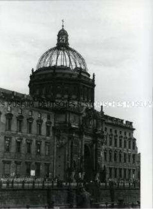 Das im Krieg beschädigte Berliner Schloss, Hauptportal und Kuppel