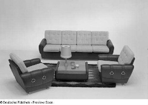 Sitzgruppe : Wohnzimmermöbel (1972). Ansicht mit Sitzgruppe und Couchtisch