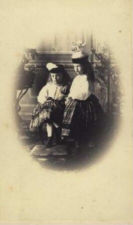 Bildnis von Auguste Victoria (1858-1921), Deutsche Kaiserin und Karoline Mathilde (1866-1932), Herzogin von Schleswig-Holstein-Glücksburg