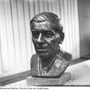 Büste des Politikers Otto Buchwitz : Büste des Politikers Otto Buchwitz. Bronze (1961; F. F. Rogge)