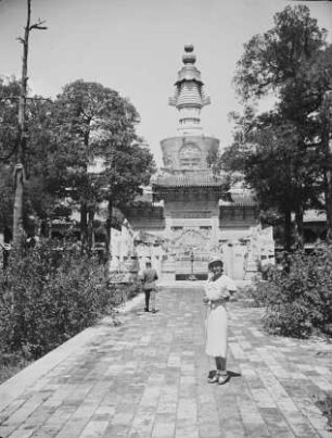 Reise nach China. Peking. Westlicher Gelber Tempel : Eingang mit Frau des Fotografen