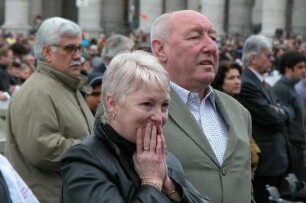 Gläubige bei Papst-Audienz auf dem Petersplatz in Rom, 2004