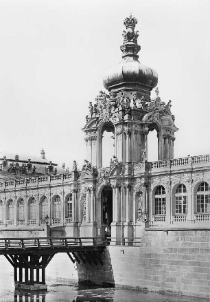 Dresden-Altstadt. Zwinger. Kronentor mit Zwingerbrücke