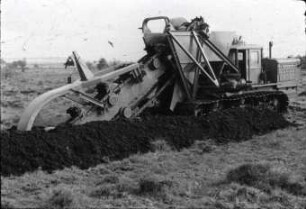 Eimerketten-Grabenbagger ETN 142 des Tallinski Baggerwerks (Reval, Estland), aufgebaut auf Traktor DT 54
