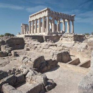 Aigina. Aphaia-Tempel. Kurz vor 480. Im Vordergrund Priesterhäuser des 7. Jh. v. Chr.