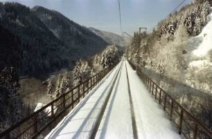 Verschneite Höllentalbahn auf der Ravennabrücke