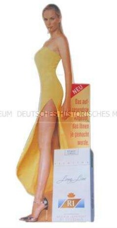 Werbeaufsteller mit Werbeaufdruck für "R1 Long Line"-Zigaretten