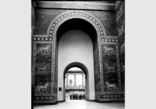 Aufstellung des Vorderasiatischen Museums im Pergamonmuseum, Blick von der Prozessionsstraße zum Ischtar-Tor