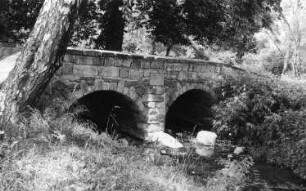 Klipphausen-Lampersdorf. Kirstenmühle, steinerne Doppelbogenbrücke zur Mühle