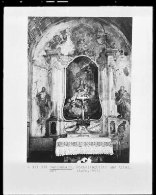 Gemalter Altaraufbau und Altarblatt mit der Glorie des heiligen Joseph