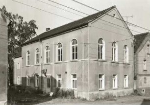 Großpösna-Dreiskau-Muckern, Hauptstraße (zwischen 5/6). Ehemaliger Gasthof (um 1850/1880). Straßenansicht