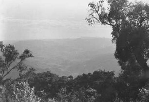 Aufstieg zum Monte Bizen : Blick in eine bergige Tallandschaft