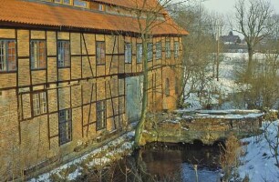 Drahtmühle: Frontseite mit Wasserlauf im Winter