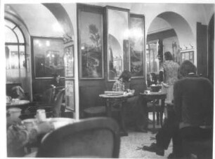Rom. Antico Caffe Greco (1760). Innenraum mit Besuchern des Cafés