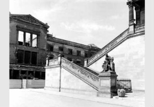 Blick auf die Freitreppe der Nationalgalerie vor dem Hintergrund des Neuen Museums