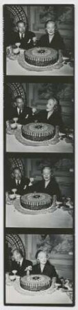 Marlene Dietrich mit Vertretern der Filmproduktion auf einer Veranstaltung von Fidelity Pictures im Abassador Hotel zur Bewerbung ihres neuen Films "Rancho Notorious" (Arbeitstitel Chuck-a-Luck) bei Fidelity Pictures (Los Angeles, Mai 1951) (Archivtitel)