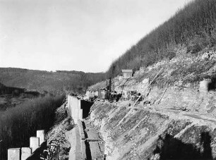 Bau der talseitigen Stützmauer bei km 152,500