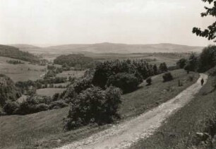 Kreischaer Becken. Blick von Sobrigau über den Lockwitzgrund mit Hummelmühle und Gombsen. Blick gegen den Wilisch (476 m) und die Hermsdorfer Höhe