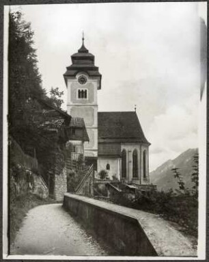 Österreich, Hallstatt. Blick zur Katholische Pfarrkirche Hallstatt auch Maria am Berg genannt