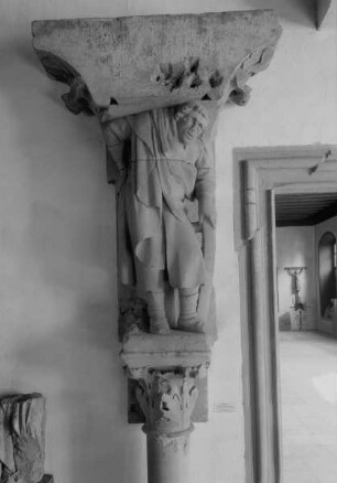 Fragment vom ehemaligen Ostlettner des Mainzer Domes: Säule mit Atlant